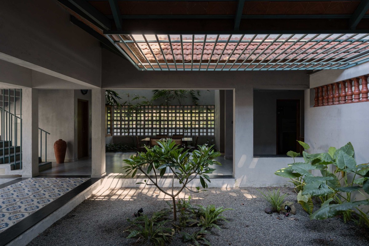 Courtyard of Nadumuttam by i2a Architects Studio