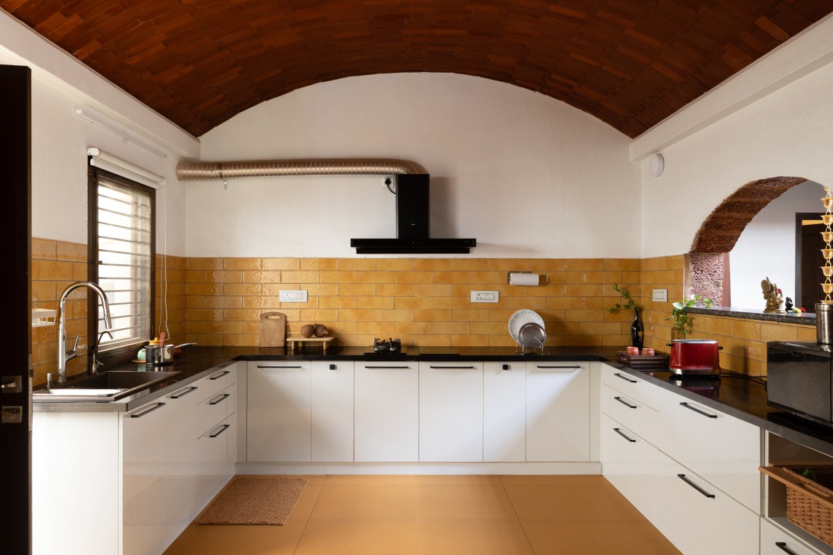 Kitchen of Nithin Rao's Residence by Praangana Earthern Architecture