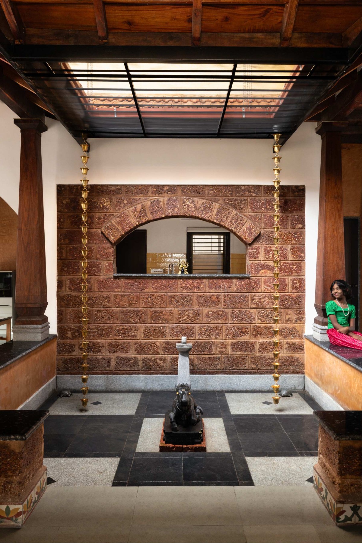 Central Court of Nithin Rao's Residence by Praangana Earthern Architecture