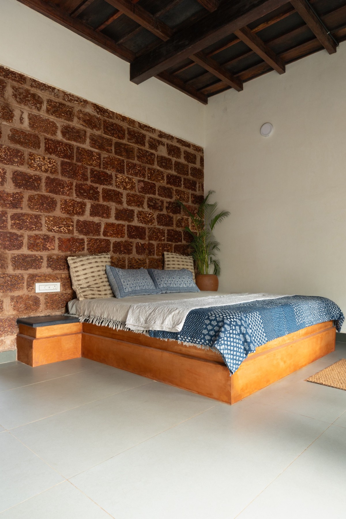 Bedroom of Nithin Rao's Residence by Praangana Earthern Architecture