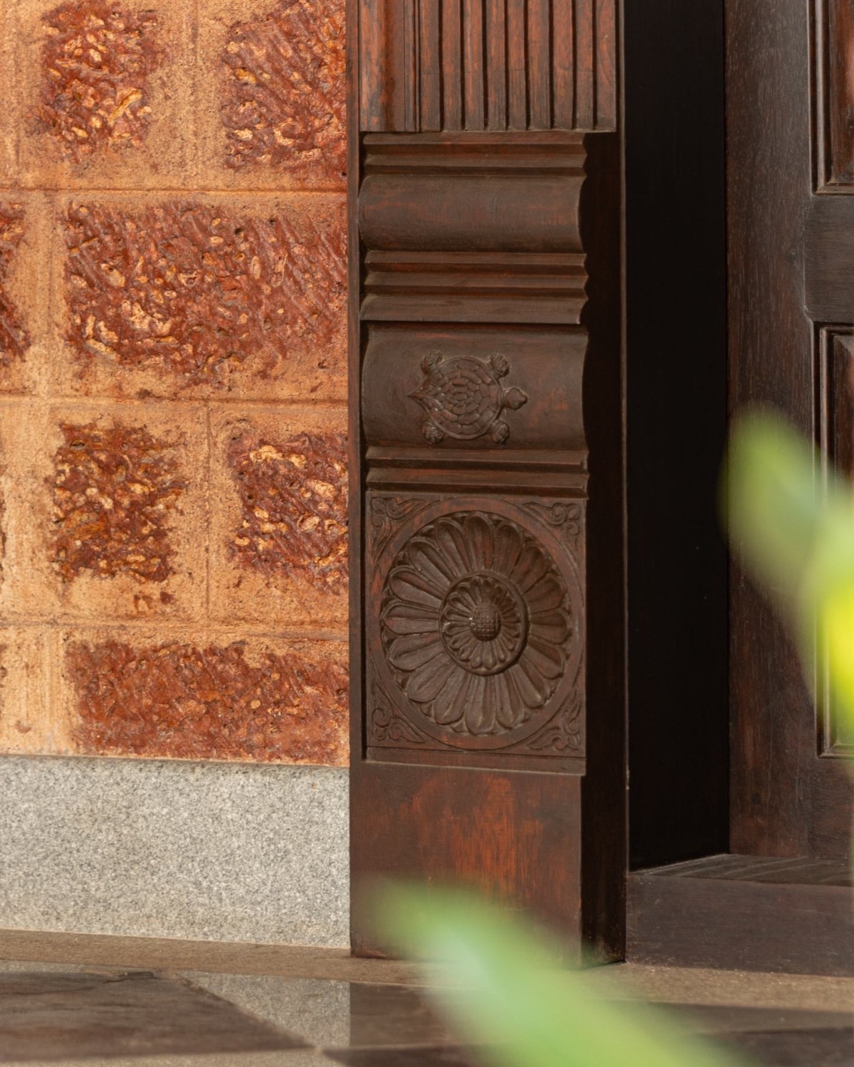 Detailed shot of wall & pillar of Nithin Rao's Residence by Praangana Earthern Architecture