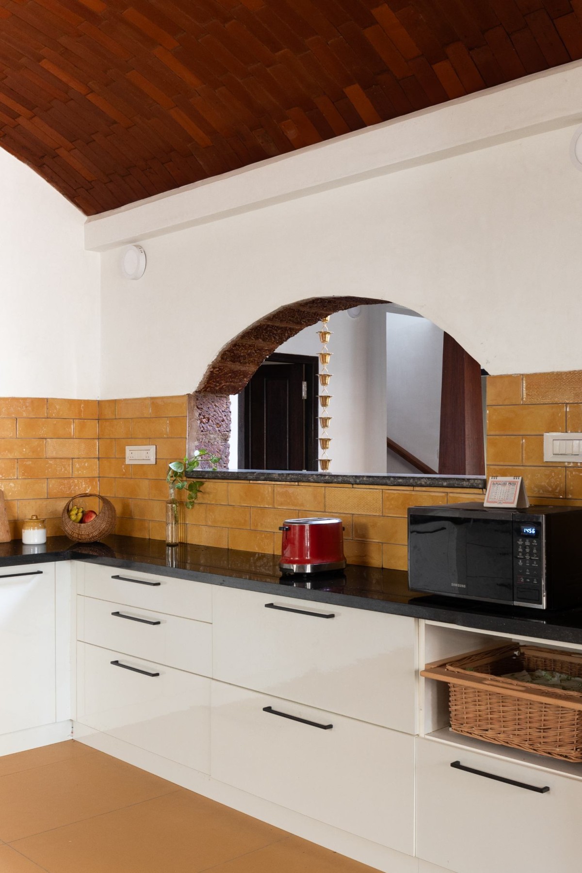 Kitchen of Nithin Rao's Residence by Praangana Earthern Architecture