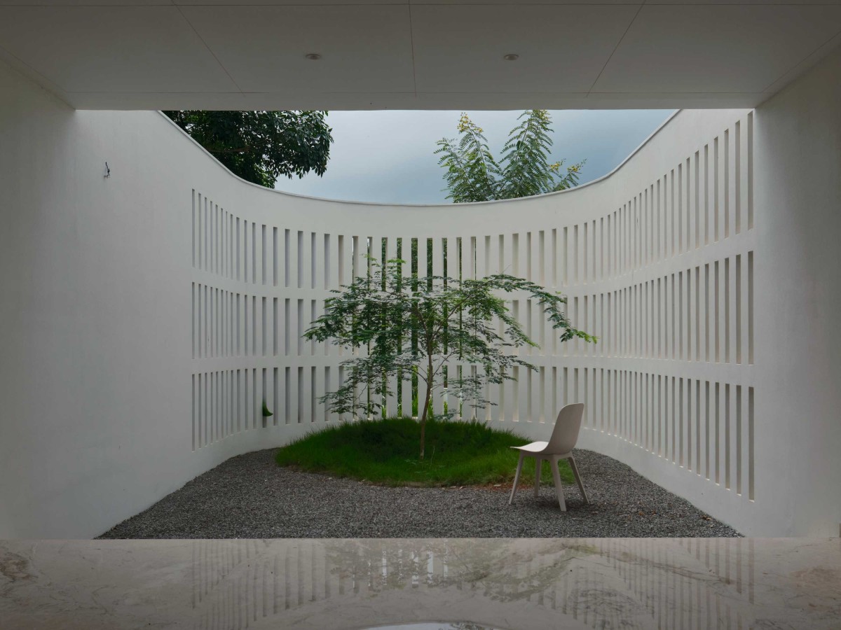 Courtyard of Mathamangalam House by SOHO Architects