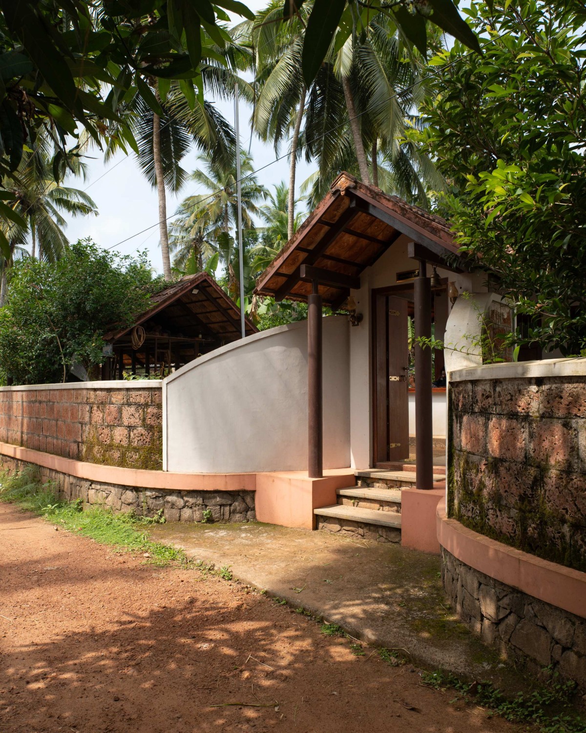 Entrance of Kaloor Residence by VSP Architects