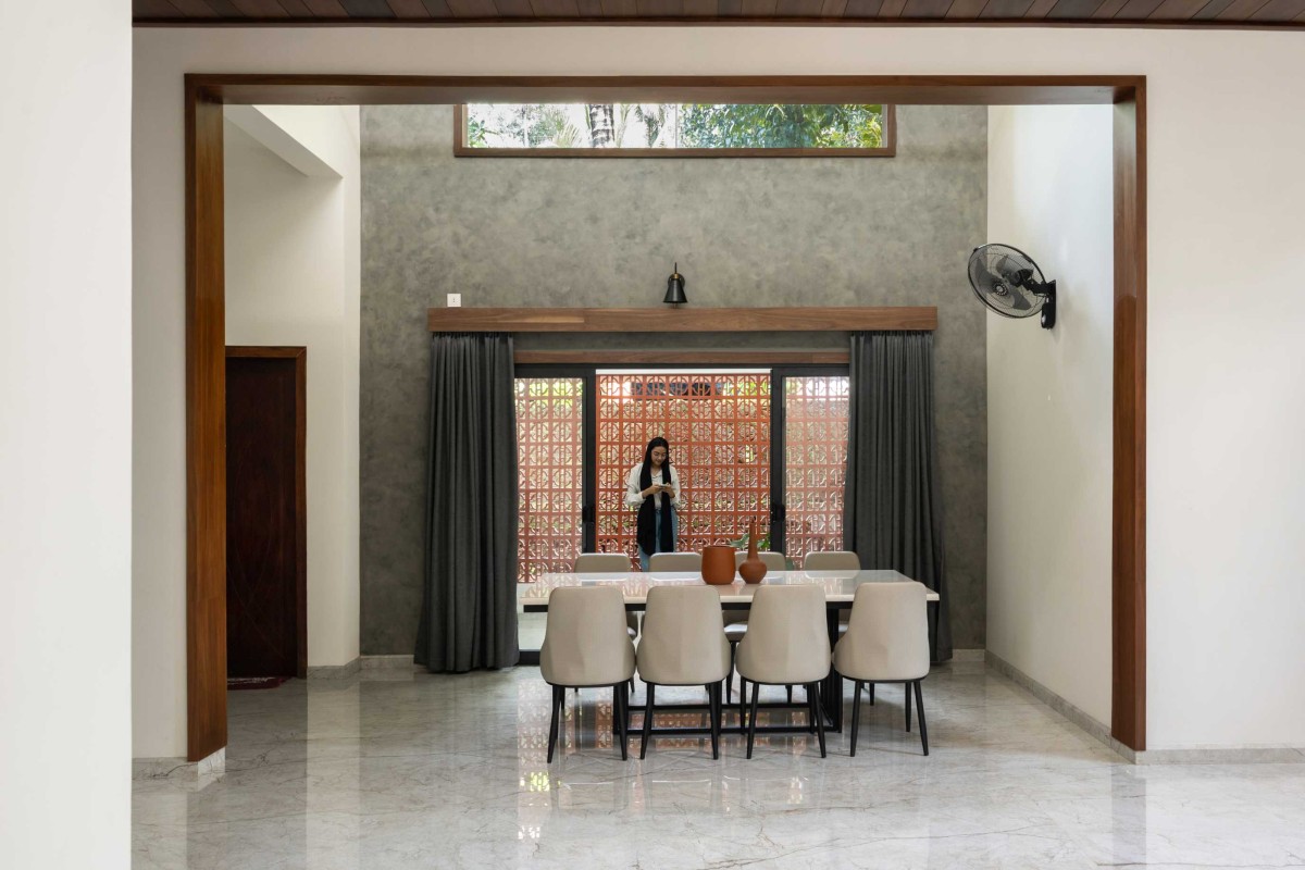 Dining of House Beneath a Jackfruit Tree by Uru Consulting LLP