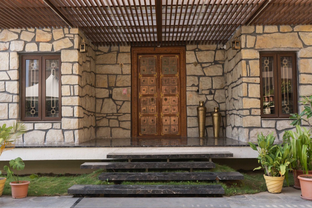 Verandah of Framing the 'STONE' by Ar. Tushar Bhambare & Associates