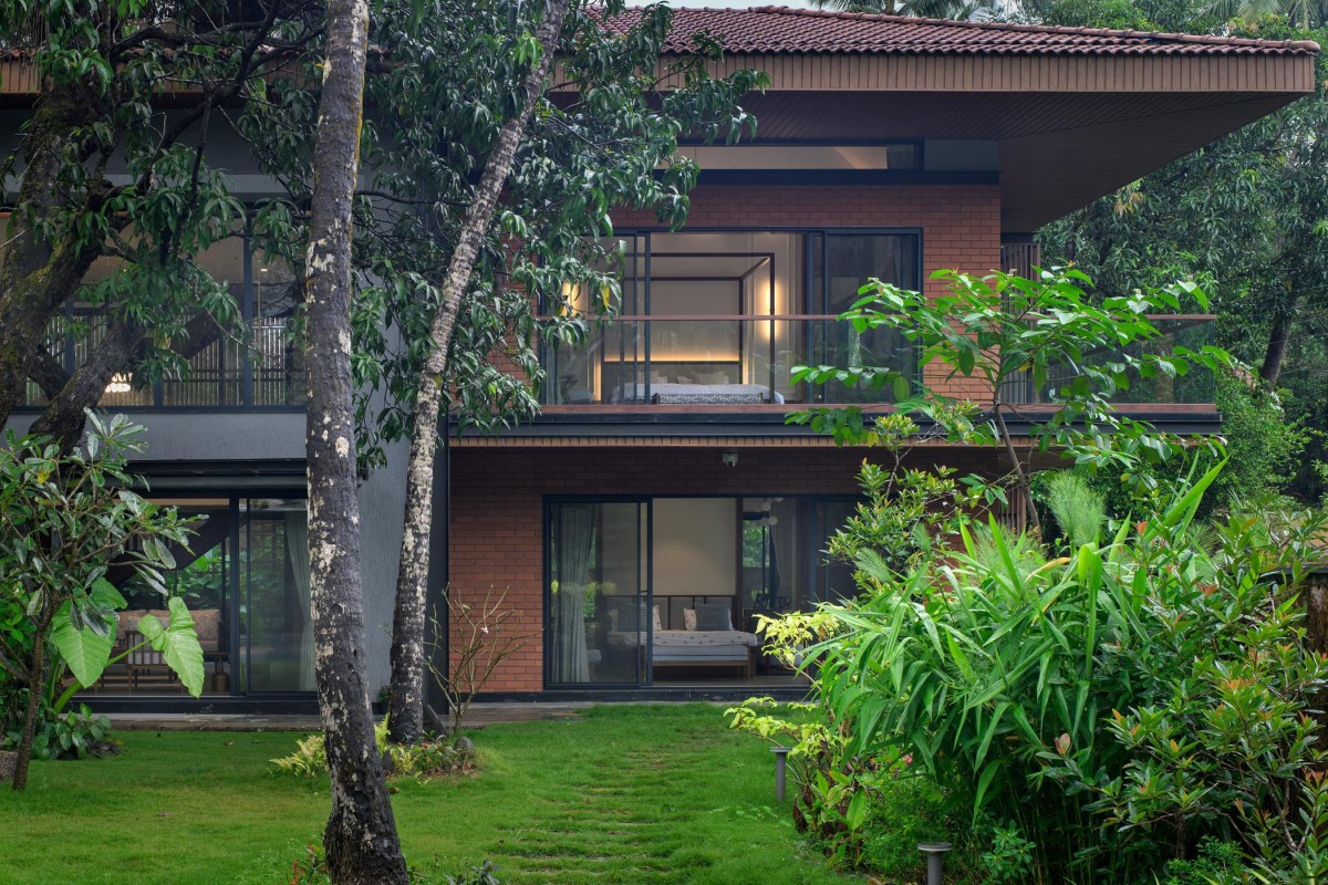 Lawn of Sawantwadi House by Studio Massing