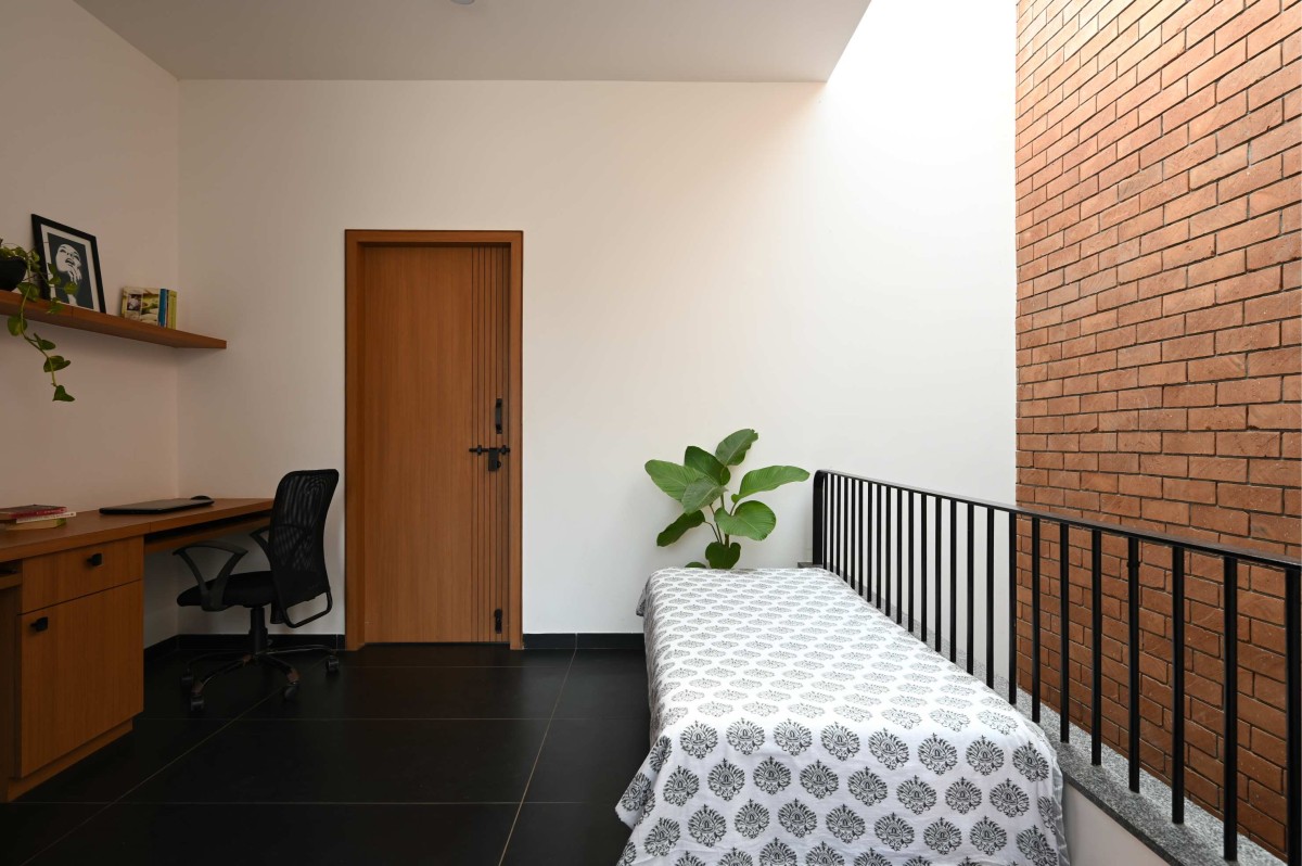 Study Room of 13X70 House by Studio ZERO.1