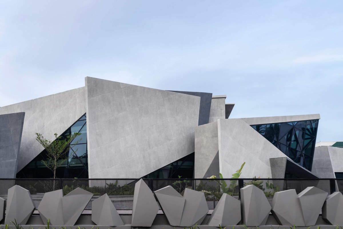 Exterior view of Amethyst by Curved Dimension