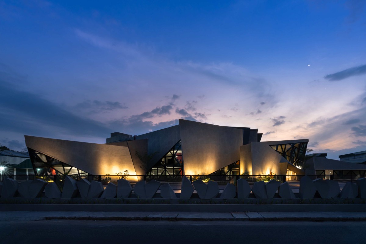 Dusk light exterior view of Amethyst by Curved Dimension