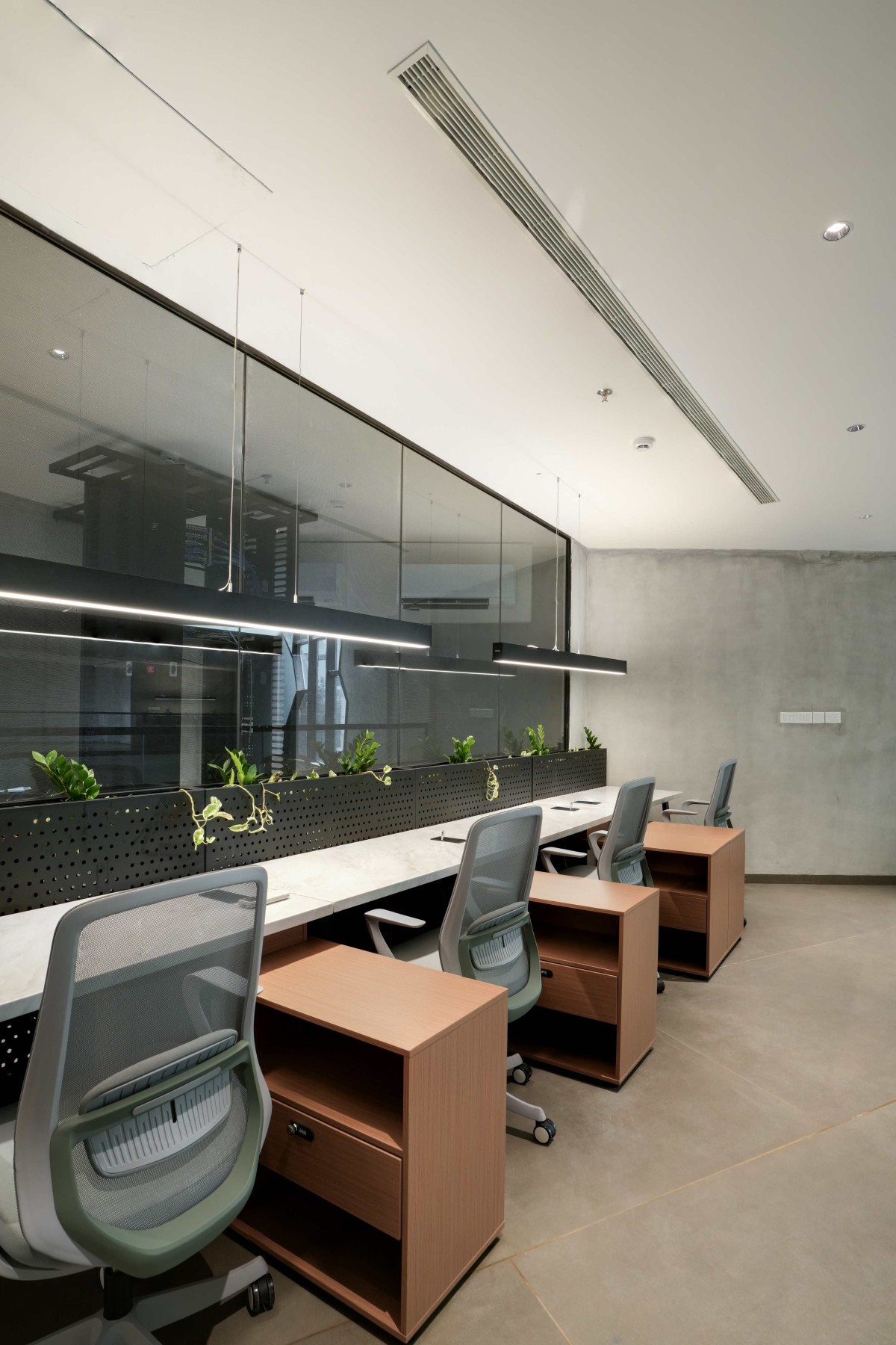 Workstation of Amethyst by Curved Dimension