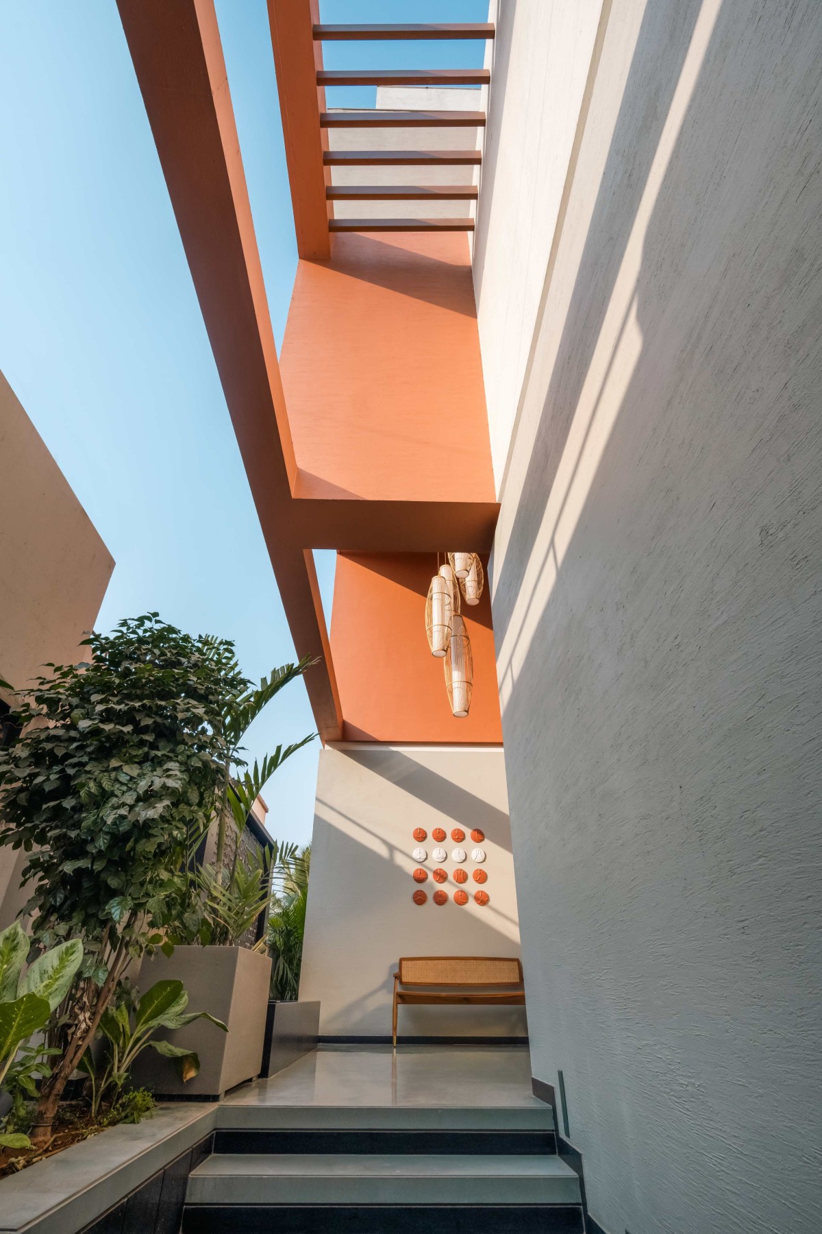 Entryway of Prakashalay by Associated Architects (i) Pvt. Ltd.