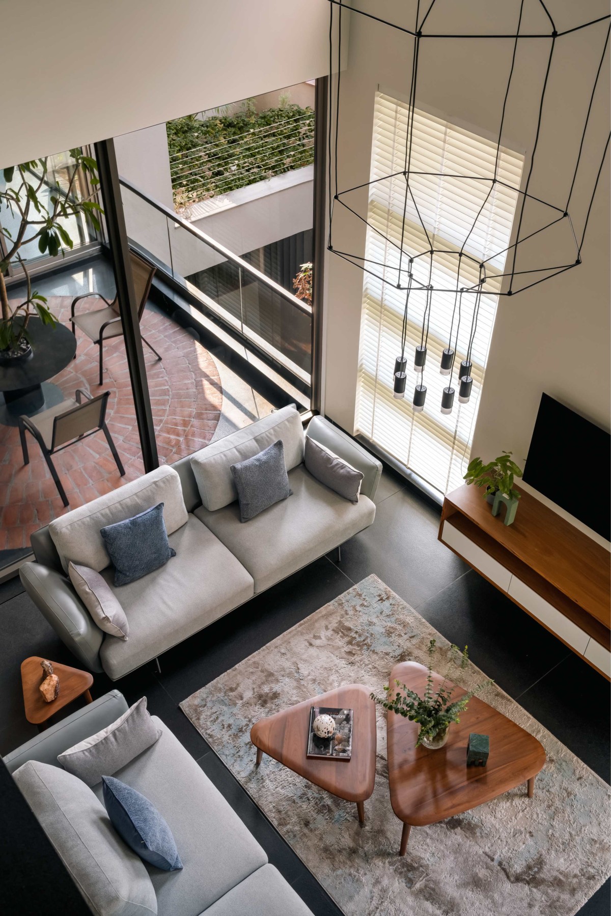 Informal family seating of Prakashalay by Associated Architects (i) Pvt. Ltd.
