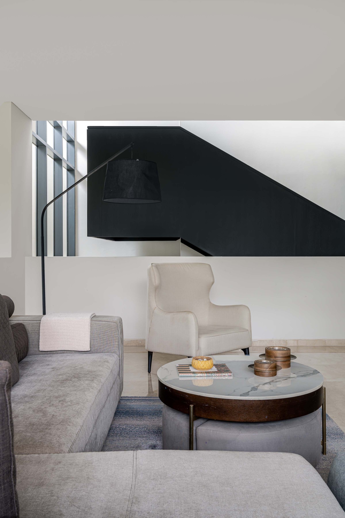 Family living of 136 Embassy Boulevard by Adhwa