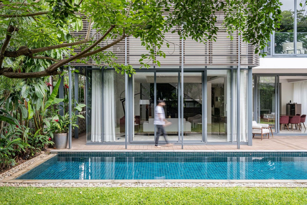 Swimming pool of 136 Embassy Boulevard by Adhwa