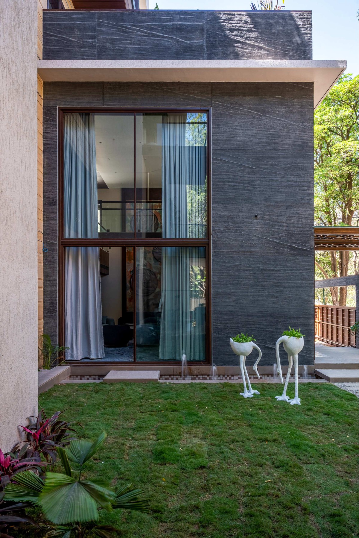 Lawn of Green Serene House by Manoj Patel Design Studio