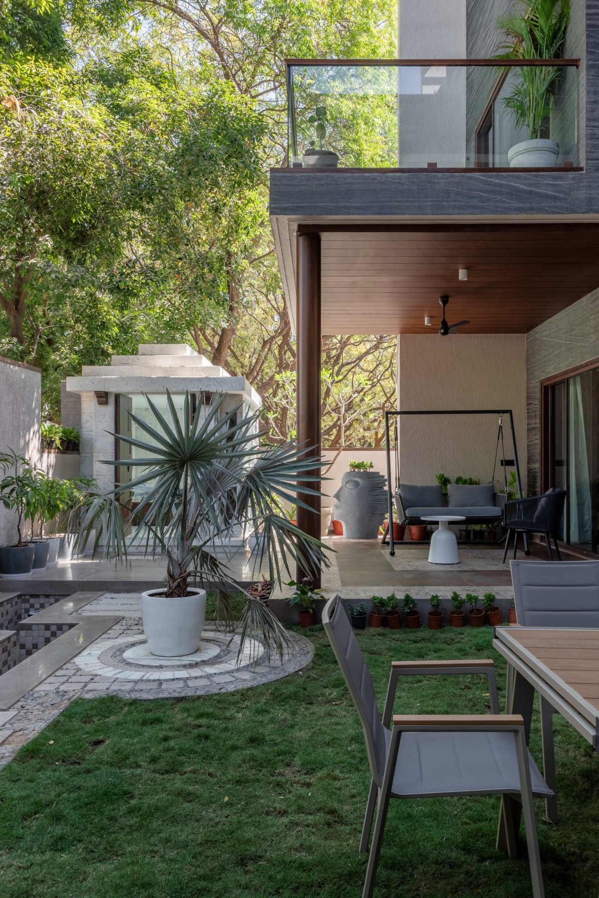 Lawn of Green Serene House by Manoj Patel Design Studio