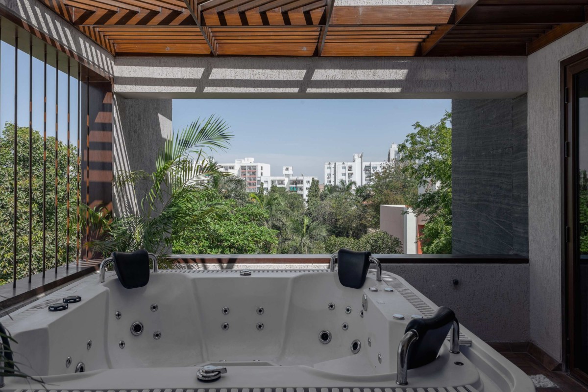 Jacuzzi of Green Serene House by Manoj Patel Design Studio