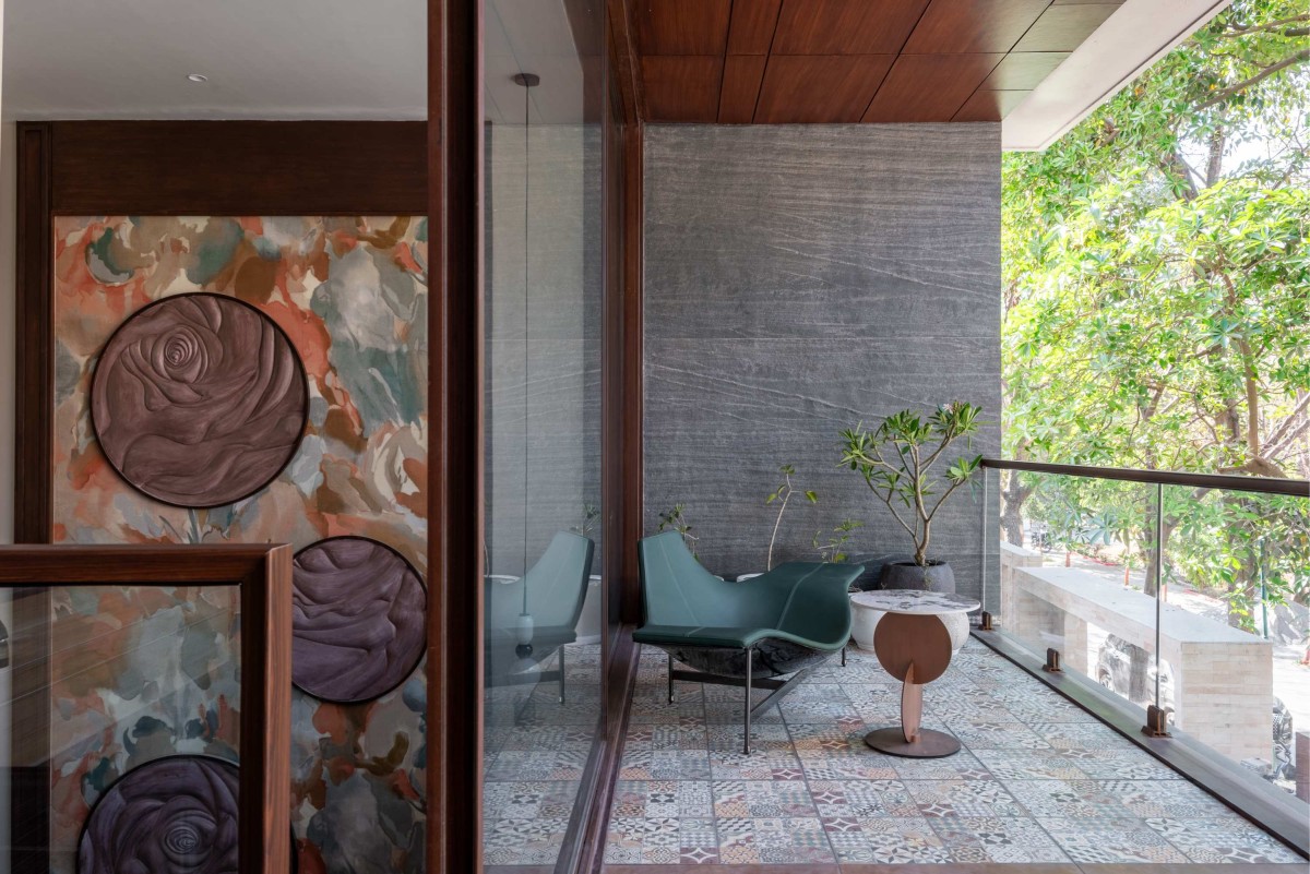 Balcony of Green Serene House by Manoj Patel Design Studio