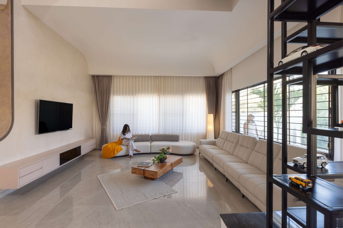 Living room of Arjun Residence by Studio8055