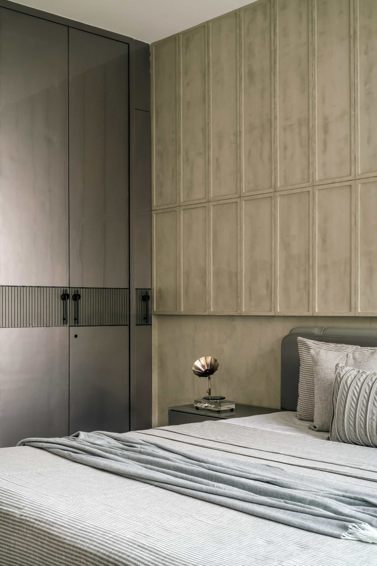 Guest Bedroom of 4BHK Apartment at Akshar Iland By Scj Architects & Interior Designers