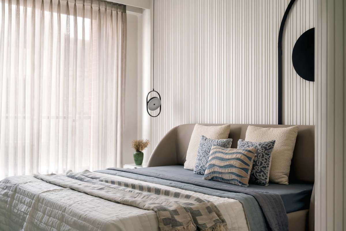 Daughter's Bedroom of 4BHK Apartment at Akshar Iland By Scj Architects & Interior Designers