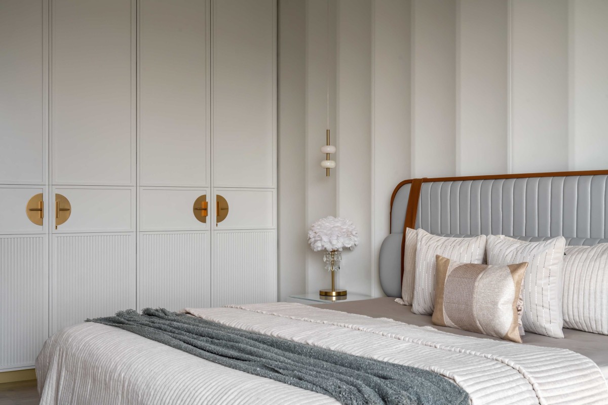 Master Bedroom of 4BHK Apartment at Akshar Iland By Scj Architects & Interior Designers