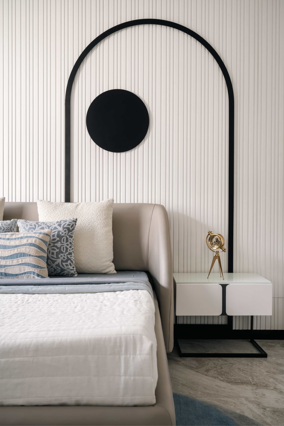 Daughter's Bedroom of 4BHK Apartment at Akshar Iland By Scj Architects & Interior Designers