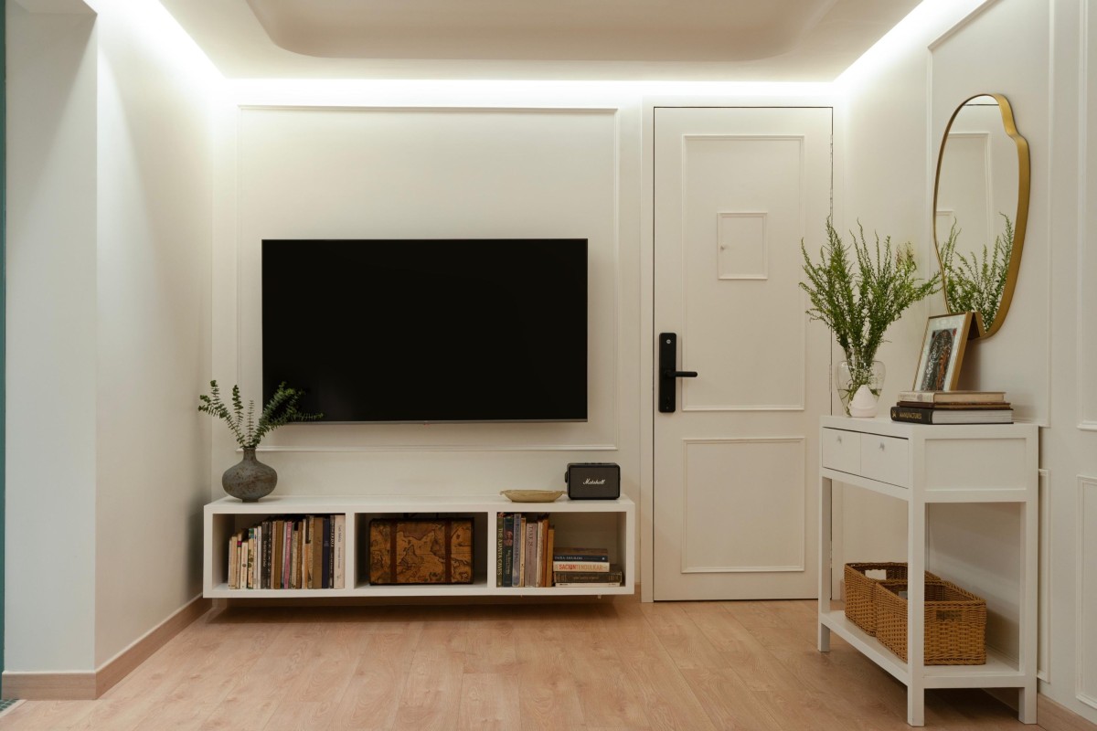 Entrance door adjacent to the T.V. wall and console of Maison Blanche by Oris Architects