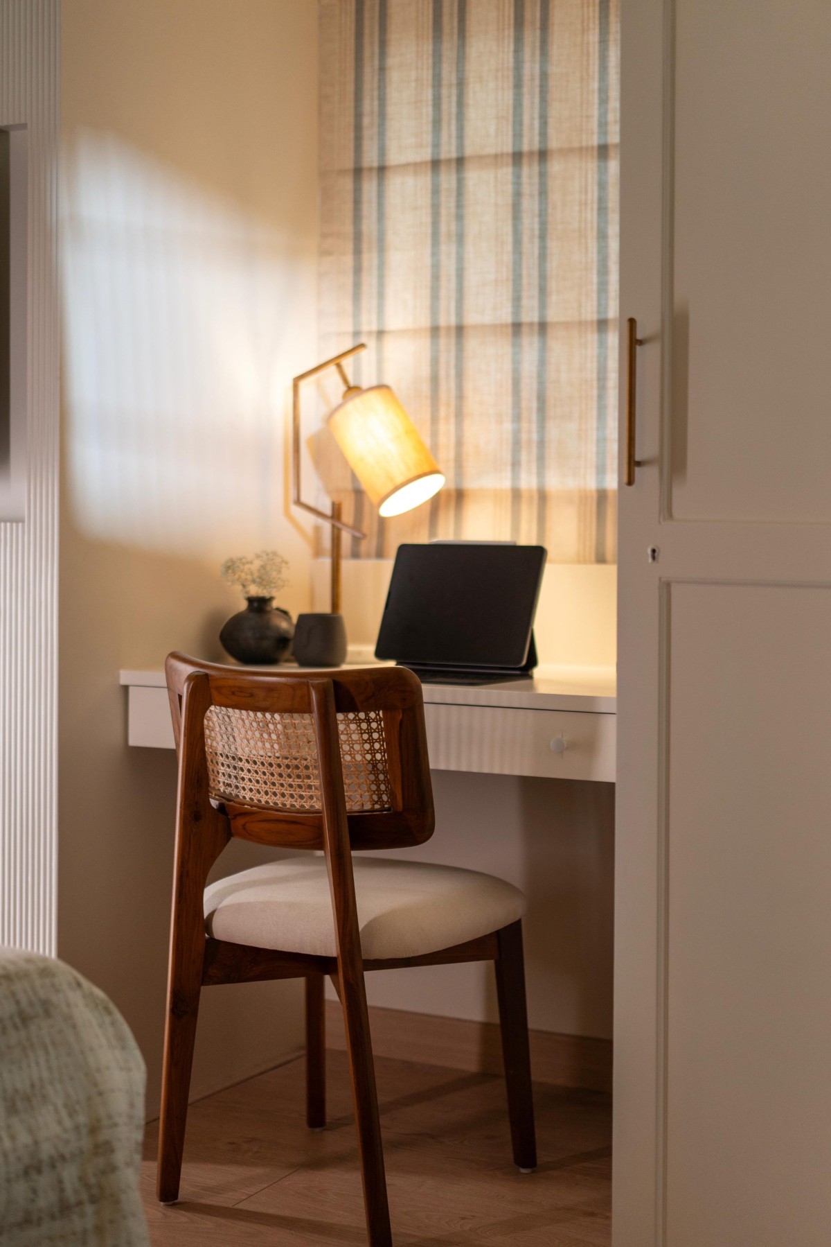 A study nook with fluted panelling and lamp shade of Maison Blanche by Oris Architects