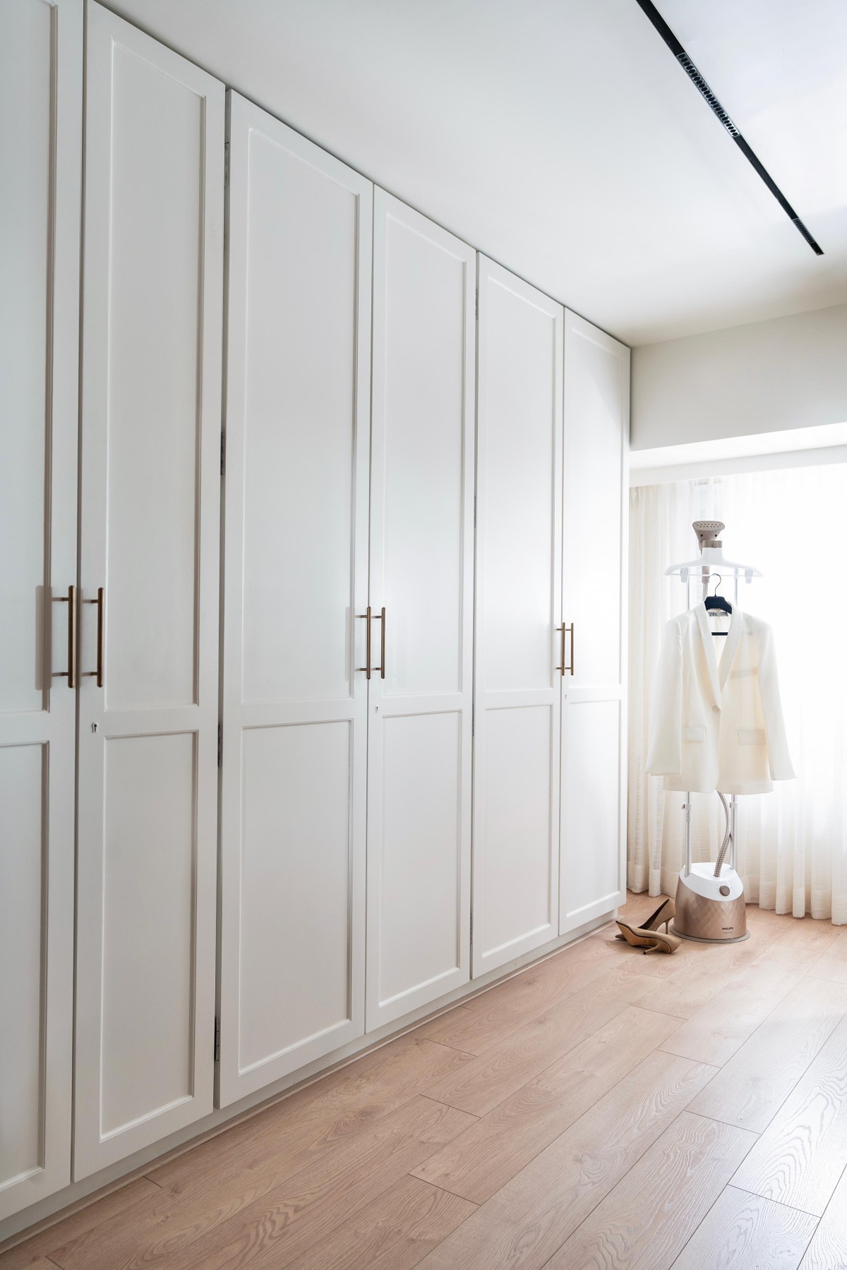 Board & Batten Scandinavia Wardrobes of Maison Blanche by Oris Architects
