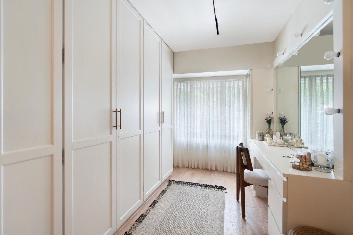 The walk-in closet with a Hollywood vanity of Maison Blanche by Oris Architects