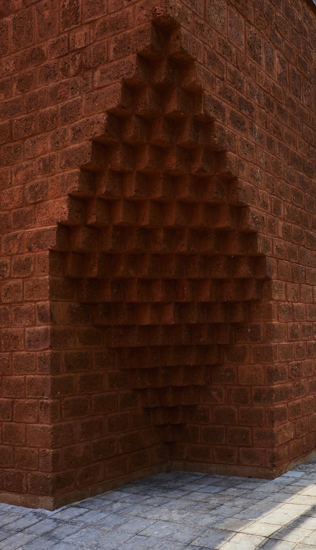 Laterite stone corbel details of House of Multiple Courts by Sameep Padora & Associates