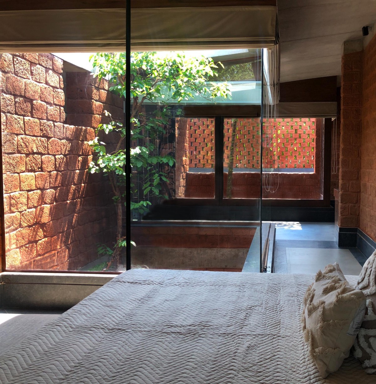 Bedroom of House of Multiple Courts by Sameep Padora & Associates