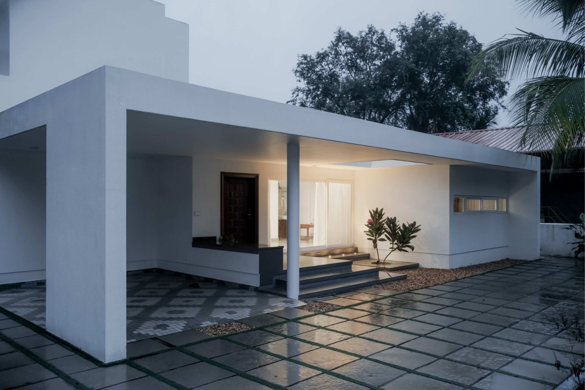Dusk light exterior view of Kumaranelloor House by N&RD