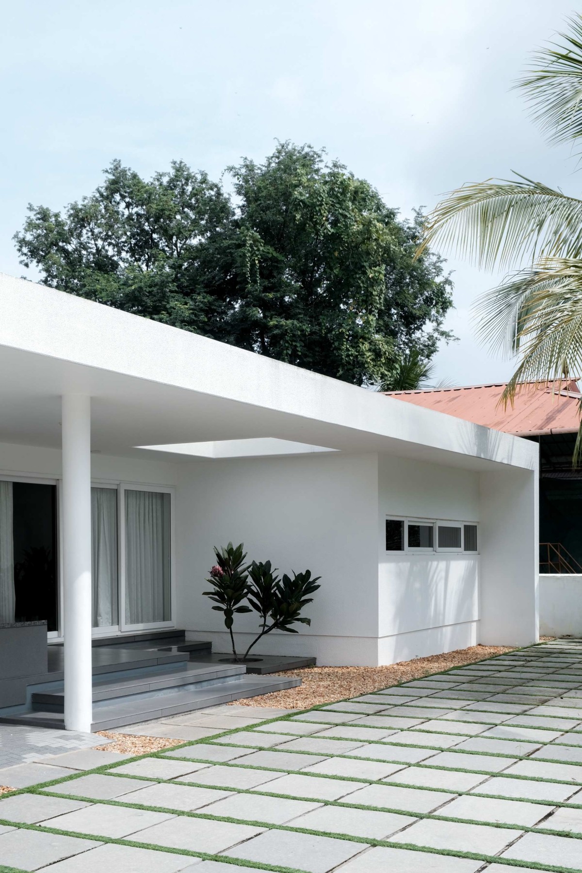 Entry court of Kumaranelloor House by N&RD