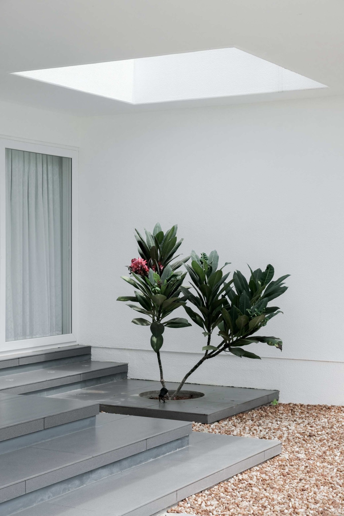 Entry court of Kumaranelloor House by N&RD