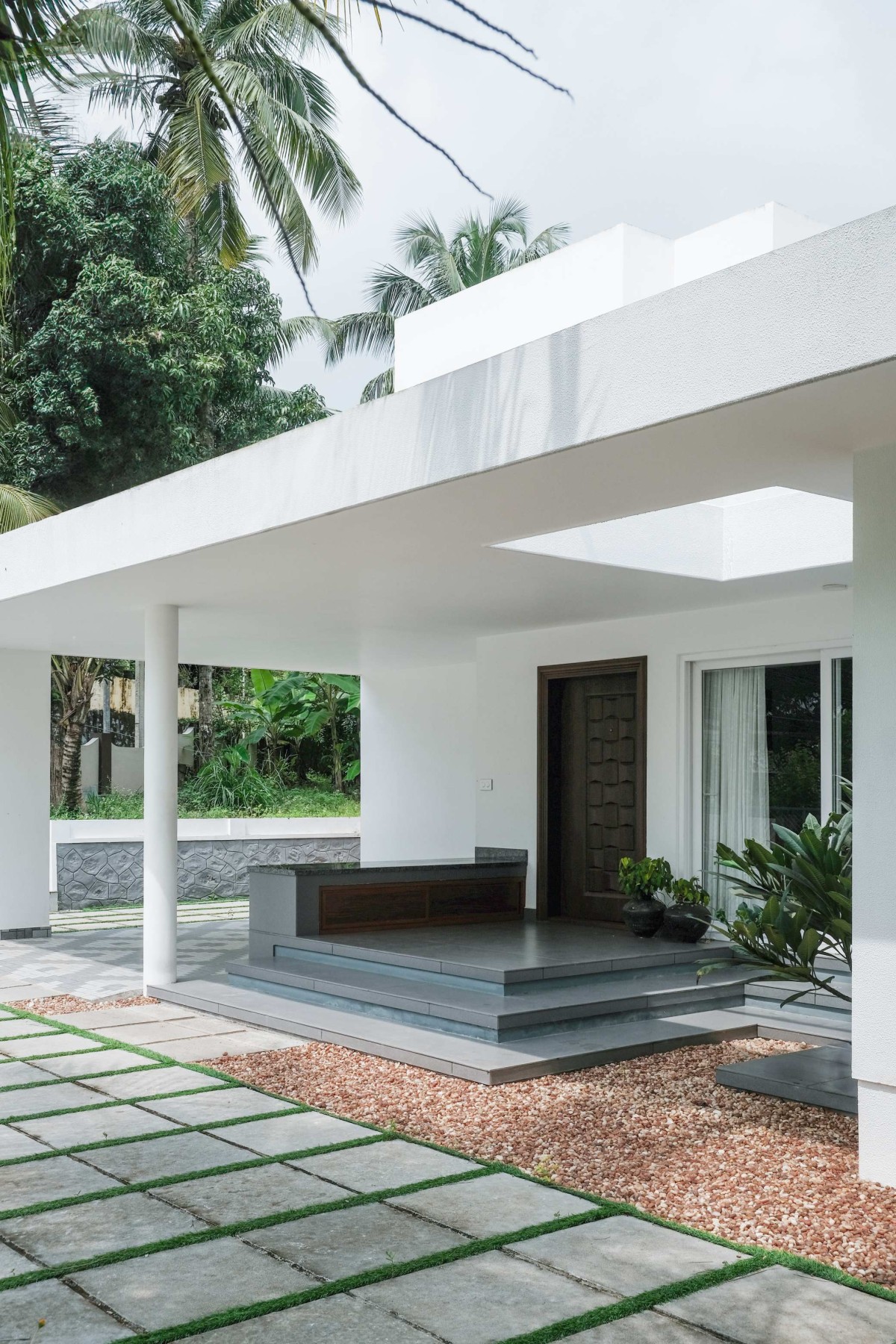Entry court of Kumaranelloor House by N&RD