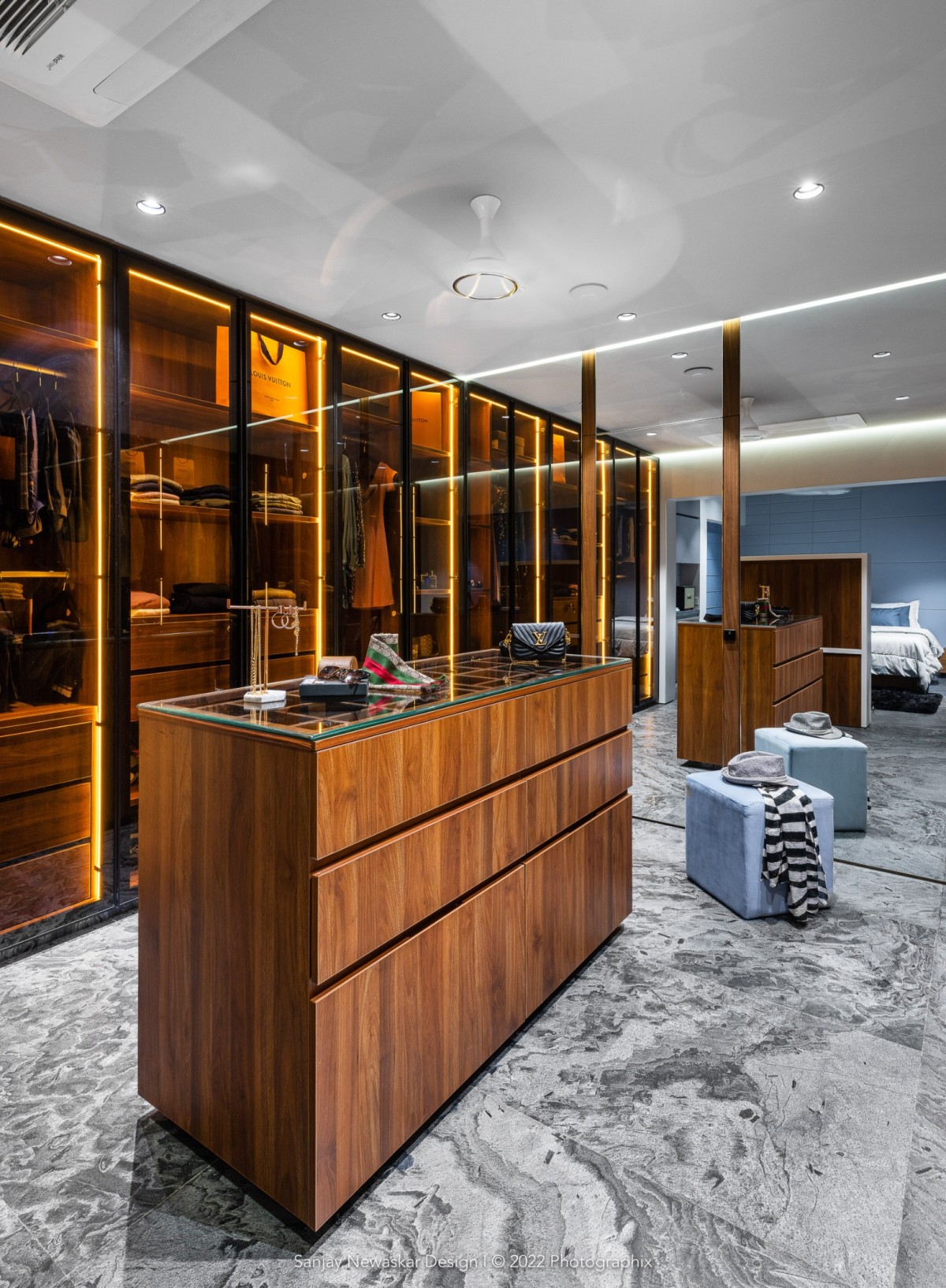 Walk in wardrobe of Cladded House by Sanjay Newaskar Designs LLP