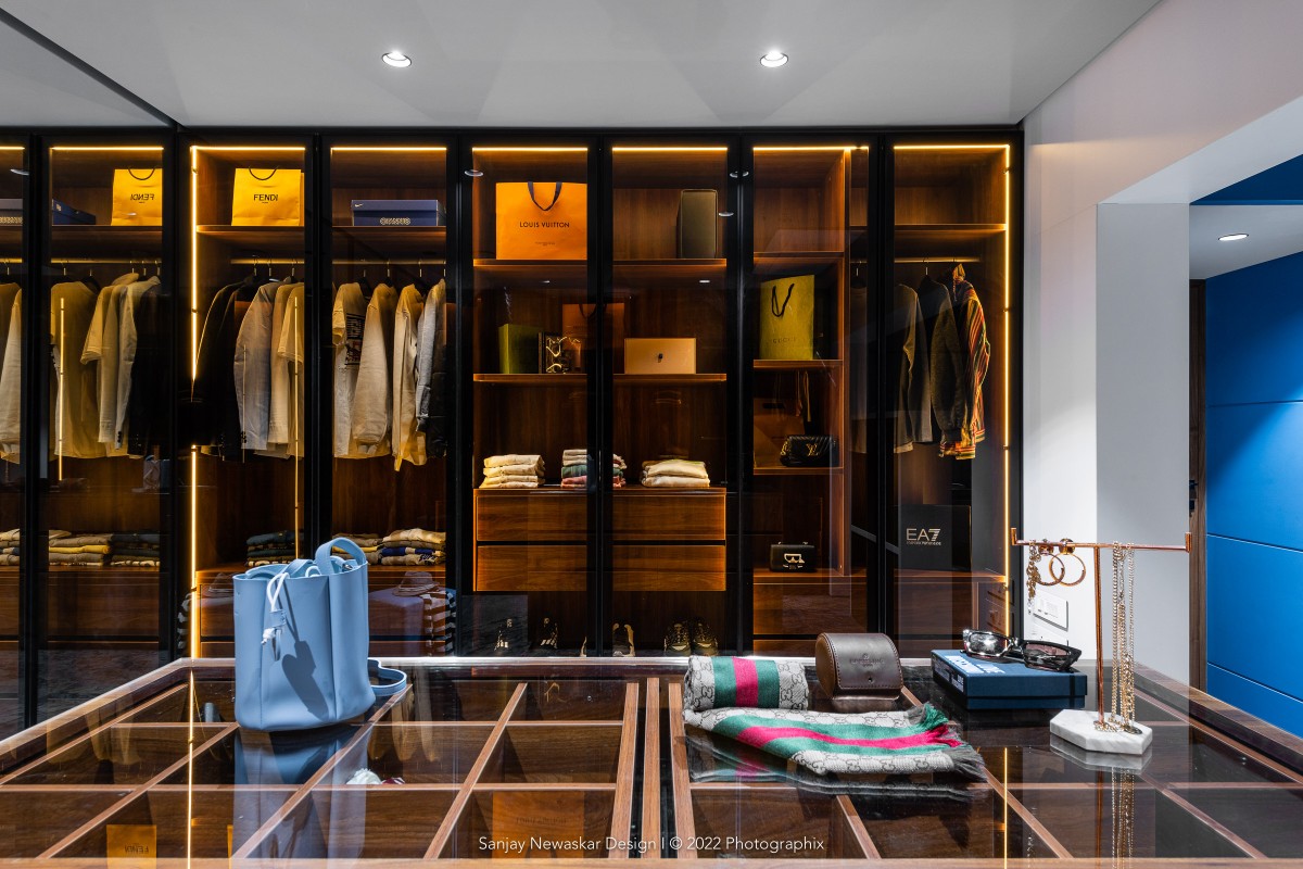 Walk in wardrobe of Cladded House by Sanjay Newaskar Designs LLP