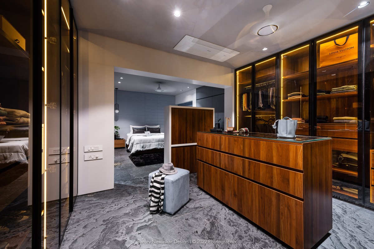 Walk in wardrobe of Cladded House by Sanjay Newaskar Designs LLP