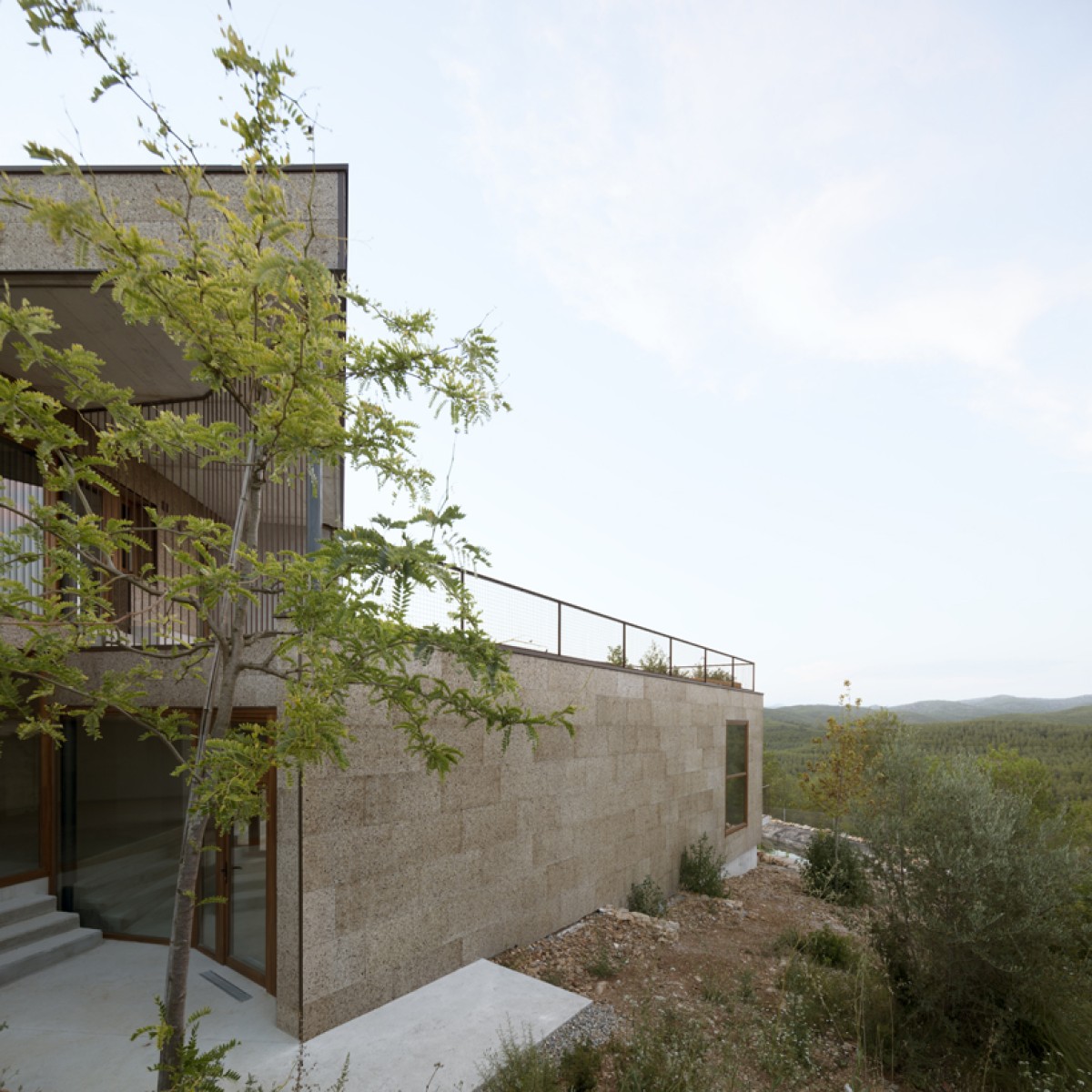 The geometry of the house is shaped to leave nature as the protagonist