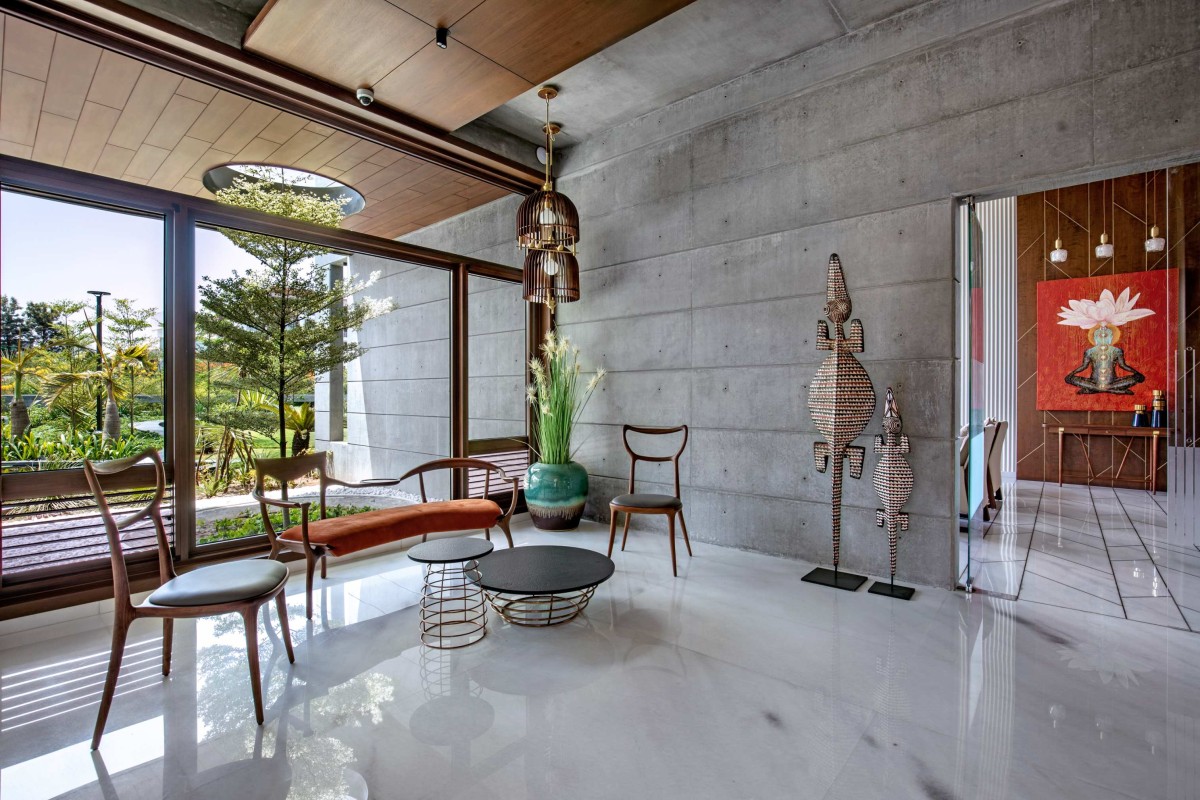 Entrance foyer of Ankit Shah Residence by Dipen Gada & Associates