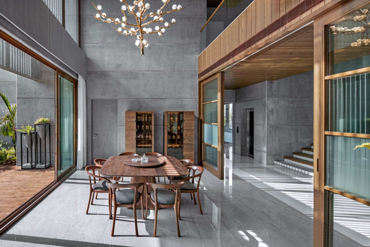 Dining of Ankit Shah Residence by Dipen Gada & Associates