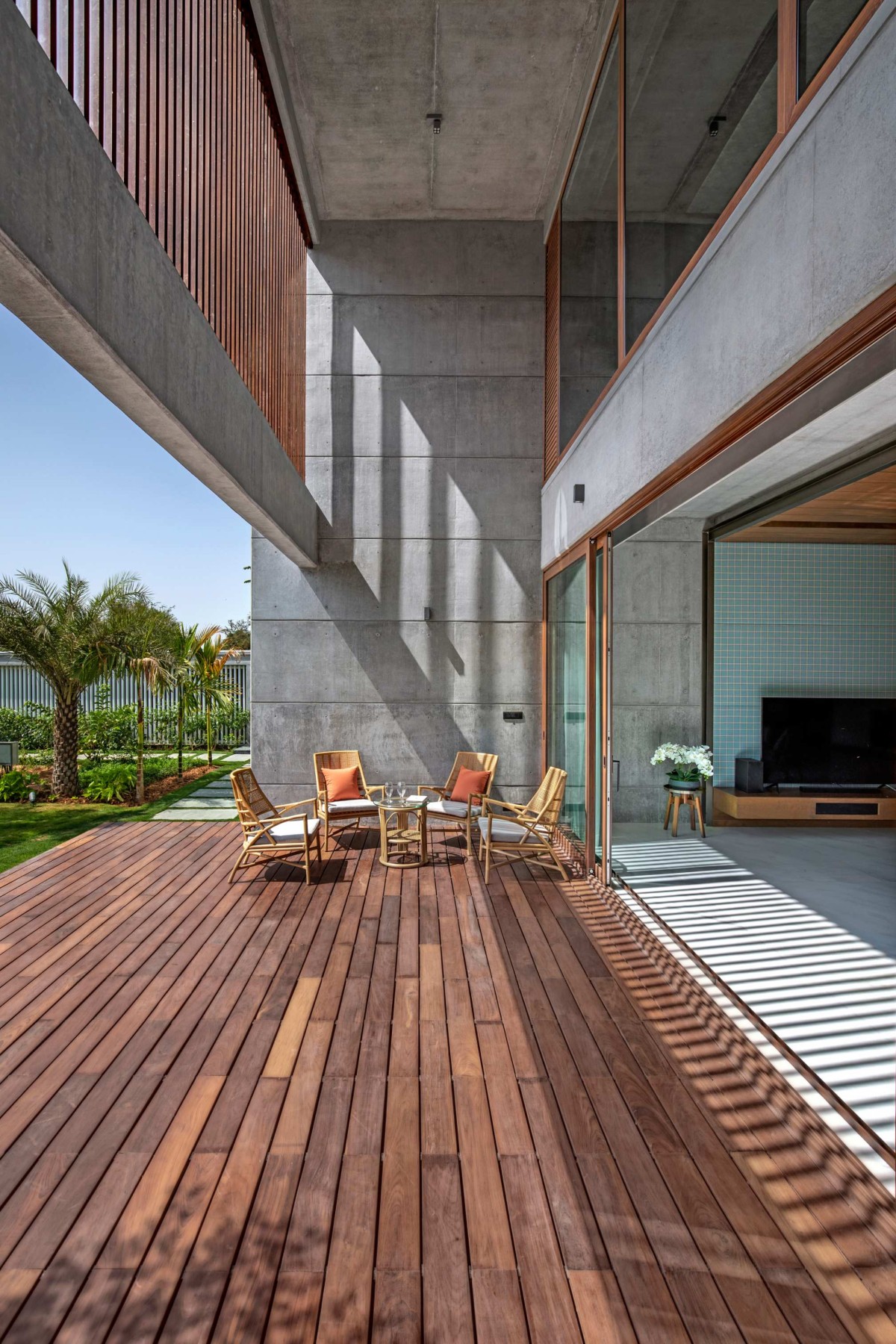 Courtyard of Ankit Shah Residence by Dipen Gada & Associates