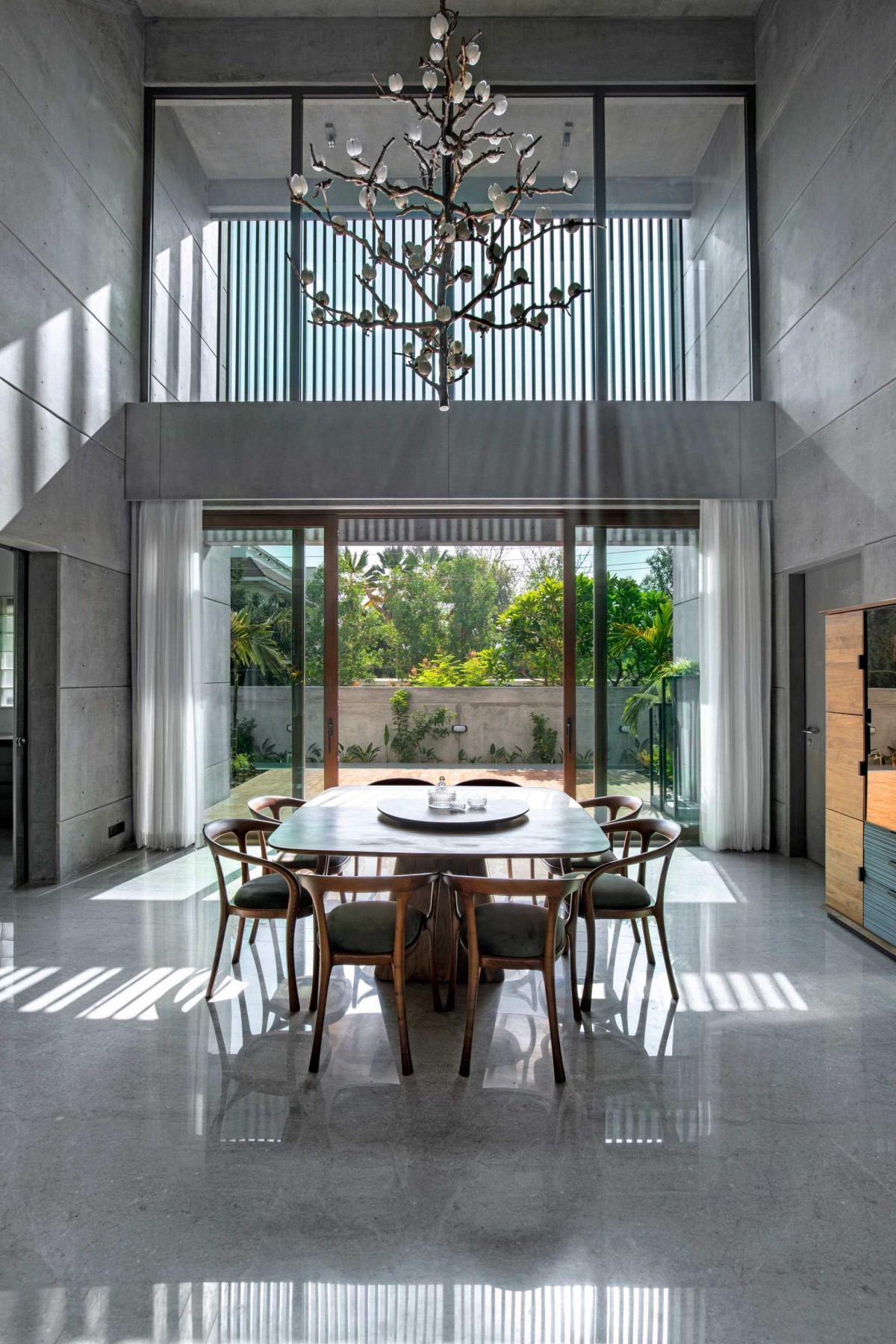 Dining of Ankit Shah Residence by Dipen Gada & Associates