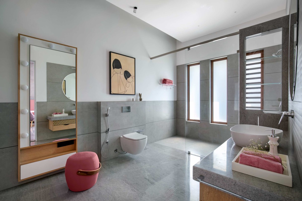 Daughter's bathroom of Ankit Shah Residence by Dipen Gada & Associates