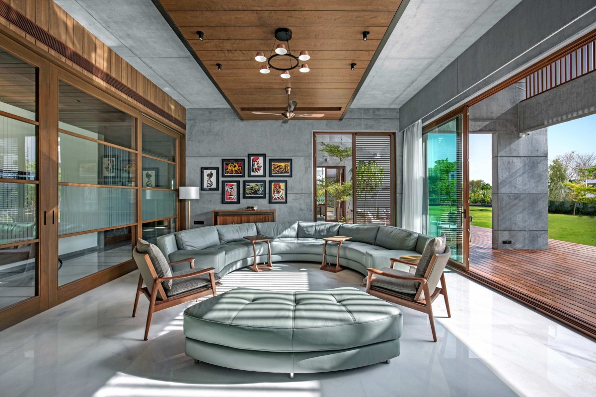 Family room of Ankit Shah Residence by Dipen Gada & Associates