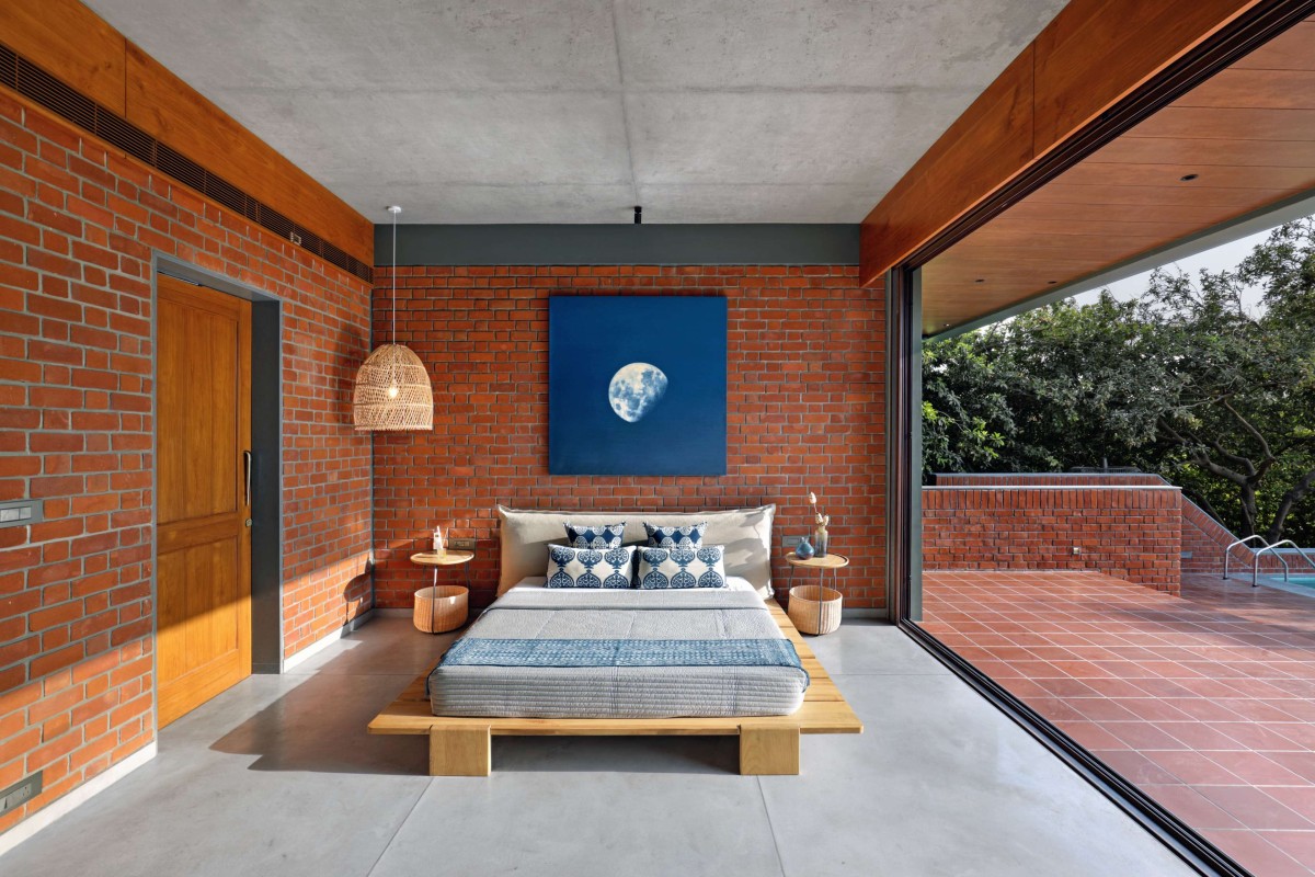 First Floor Master Bedroom of Nirmal Farmhouse by Dipen Gada & Associates