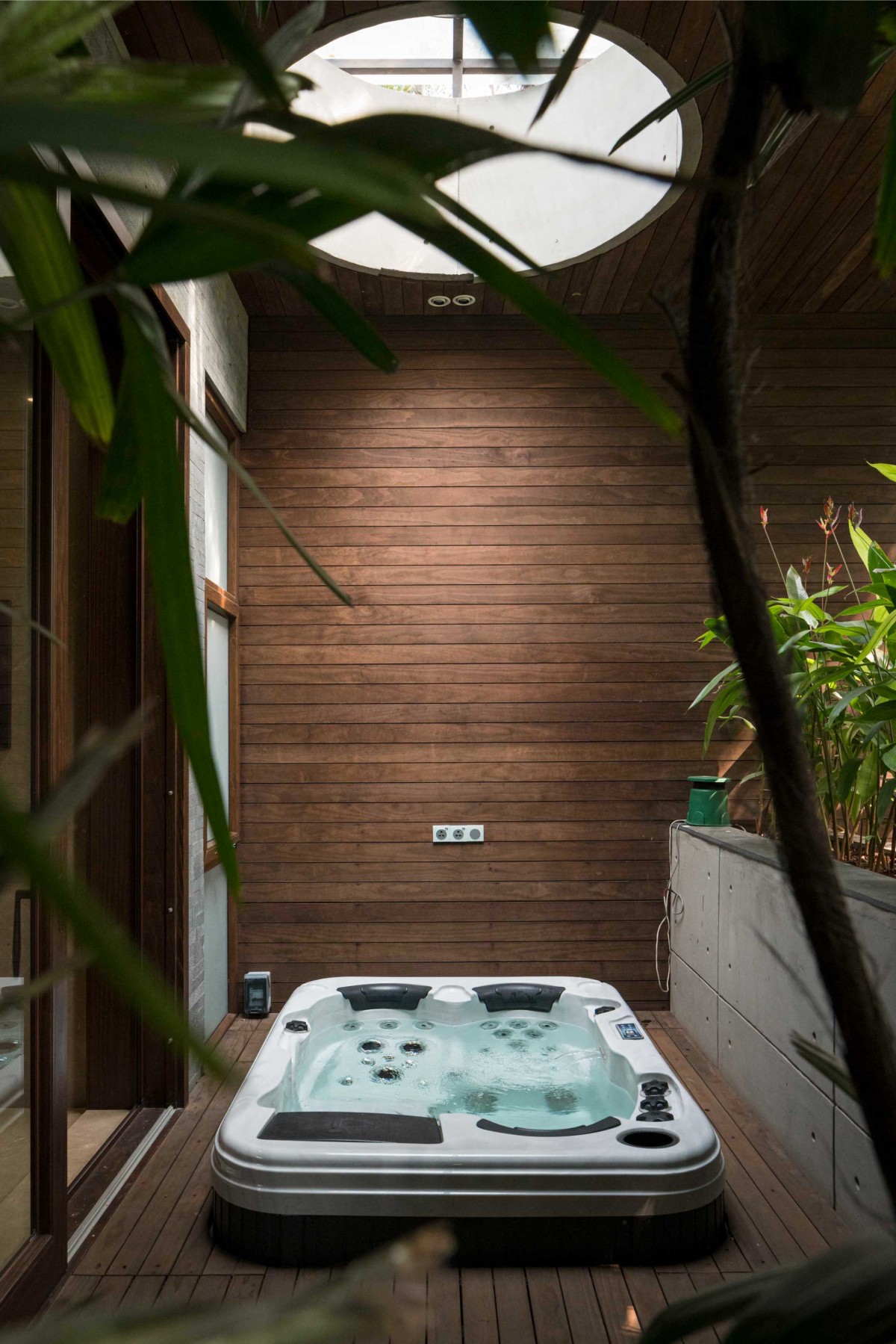 Jacuzzi of Maheshwari House by Anil Ranka Architects